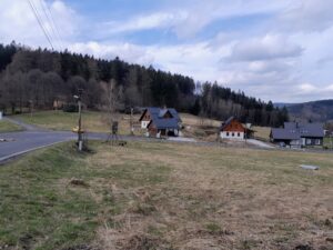 Pohled na Bedřichov - domy, les, obloha s oblaky