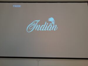 Pohled na filmové plátno s titulem Indián