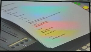 Pohled na filmové plátno s vysvíceným textem k audiofilmu