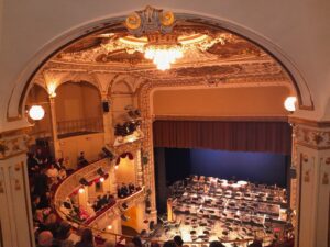 Pohled na jeviště divadla s orchestrem