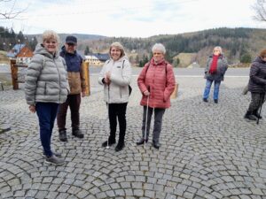 Členové SONS postávají před Českou chalupou