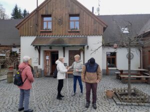 Čtyři členové SONS postávají před Českou chalupou