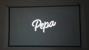 Úvodní foto - Pohled na filmové plátno s názvem filmu - Pepa