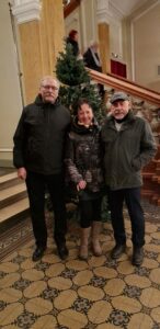 Dva členové a jedna členka SONS uprostřed - pózují ve foajé divadla