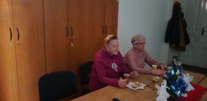 Dvě členky SONS při sledování filmu s audiopopisem