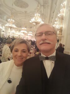 Manželský pár - členové SONS pózují ve Španělském sále