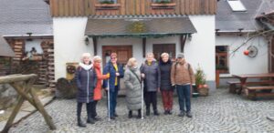 Skupina šesti členek a jednoho člena SONS pózují venku před Českou Chalupou