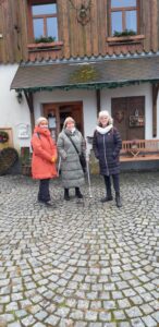 Tři členky SONS pózují před Českou Chalupou