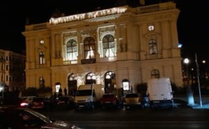 Úvodní foto - pohled na nasvícené Divadlo F.X.Šaldy