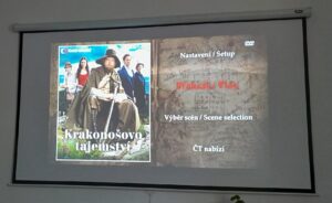 Úvodní foto - vysvícené foto Krakonoše na filmovém plátně