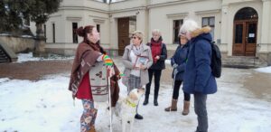 Skupinka členů SONS před Liebiegovým palácem