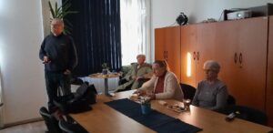 Členky a člen SONS zaujatě vnímají děj filmu s audiopopisem
