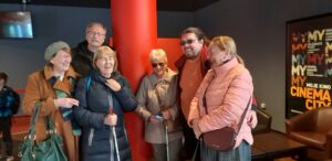 Rozesmátá skupina členek a členů SONS po filmovém představení
