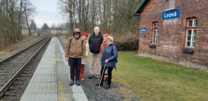 Skupinka členů a členek SONS na nástupišti vlakového nádraží ve Lvové